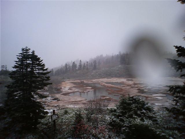 雪が積もりはじめの高谷池と火打山の16：00の様子 
