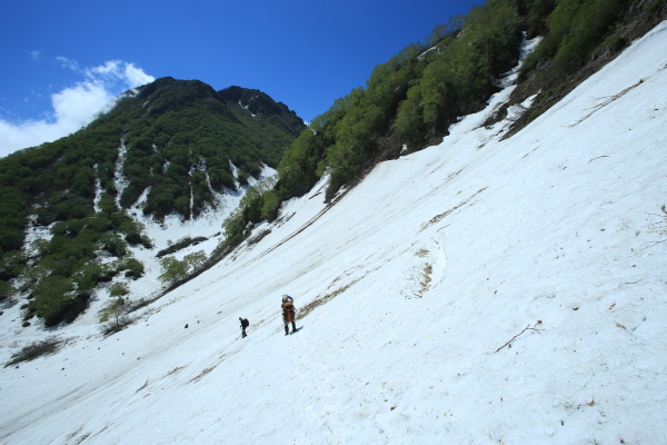 この時期の妙高山、雪あり、落石あり、道さがしありで、いろいろな状況判断が必要　6月10日研修の日に撮影