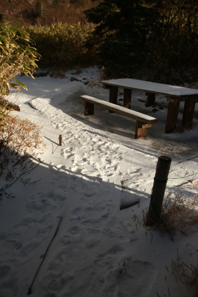高谷池に二度目の雪が積もりました。三度目の雪はもっと積もるでしょう