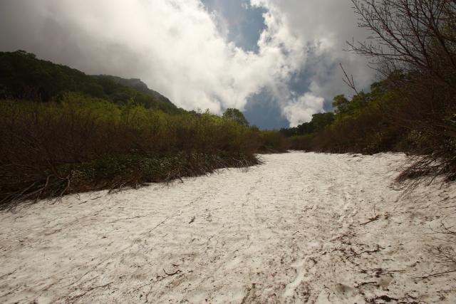 長助池分岐から妙高山への登山道は、雪の下です。