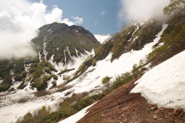 高谷池〜妙高山に行く途中、大倉乗越からの画像の続きです。雪渓を下ったら、この高さで夏道はトラバースです