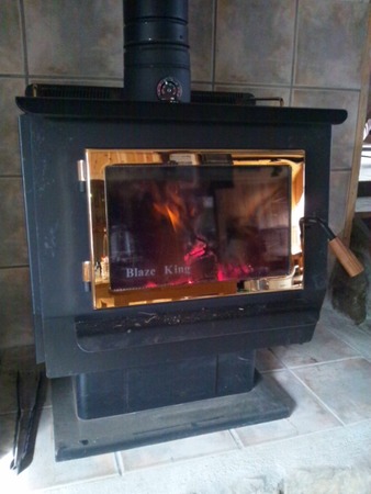 新しい薪ストーブが、優しい炎をゆらめかして、山荘を暖めてくれています。