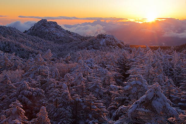 三ッ岳と朝陽