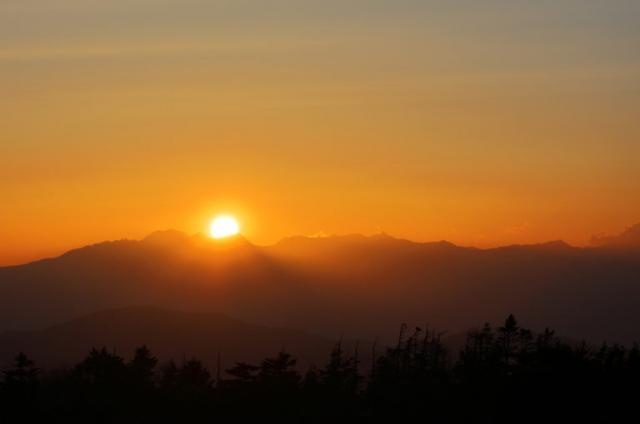 北アルプス北穂高岳に沈む夕陽