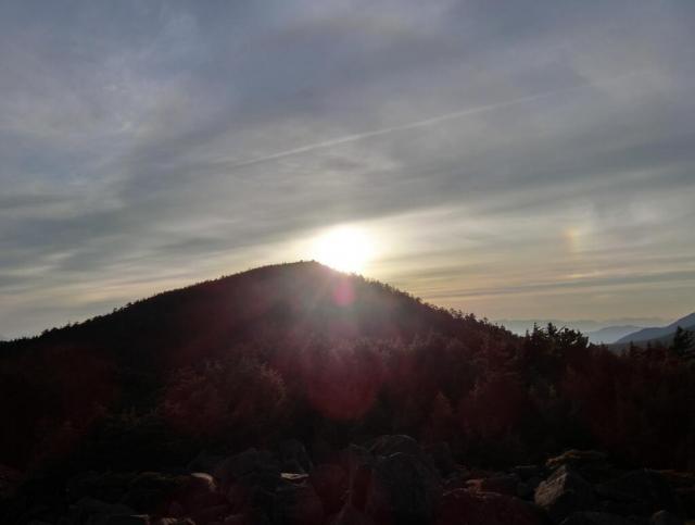 丸山に日が沈むころに撮ったものです。日暈が出てますね。とってもダイヤモンドな丸山です。