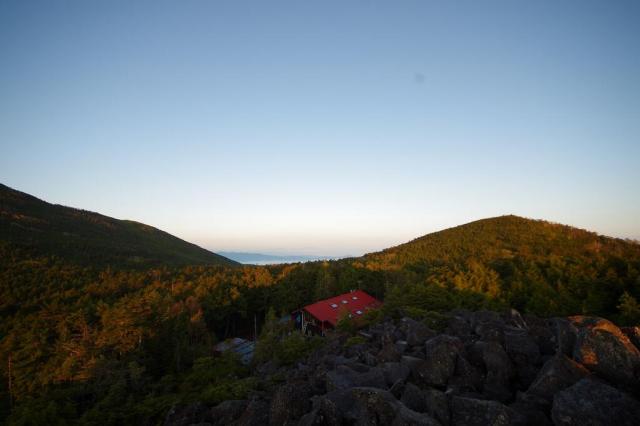 高見石から小屋の赤い屋根が見えます　朝の景色