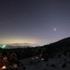 右真ん中の明るい星が金星です。宵の明星というやつです。左下の緑色の光は、富士見パノラマスキー場の光です。