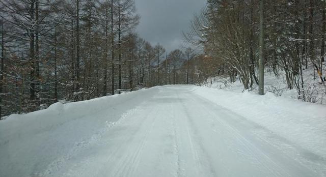 登山口までの車道は標高1200m付近から雪がありますが除雪されています(2021.02.18　高見石小屋 )