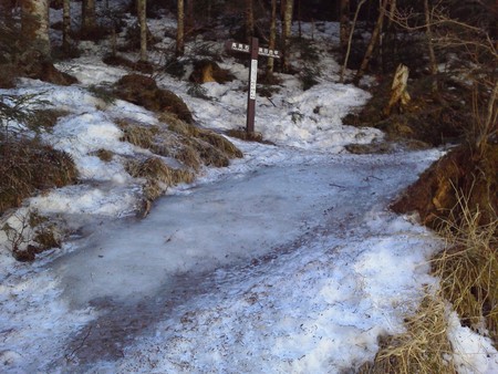 渋ノ湯の登山口は、凍結注意です。 