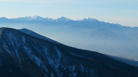南アルプス　左から北岳、甲斐駒、仙丈。