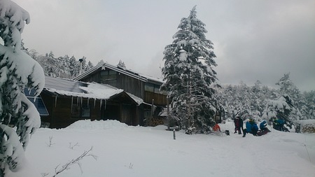 小屋の周辺も50cm前後の積雪です。
