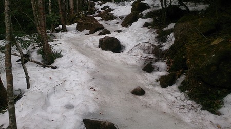 ご覧のように登山道凍結しています。ここではアイゼンを使って下さい。登山口に近い所は大分溶けました。