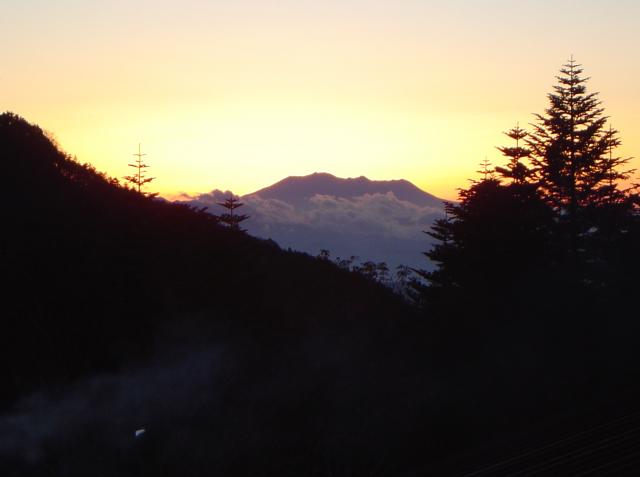 オーレン小屋から見る御嶽山と夕日