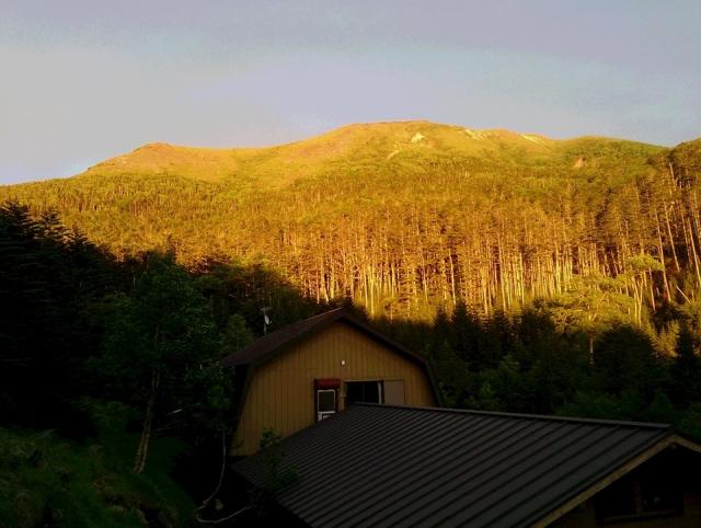 夕方に硫黄岳が黄金色に染まりました。