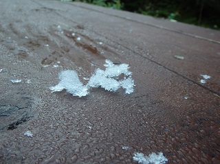 朝、小屋の前のテラスの水滴が凍結しました