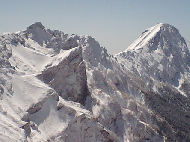 硫黄岳山頂より。横岳(左)赤岳(右)雪がしっかりとついてきれいです 