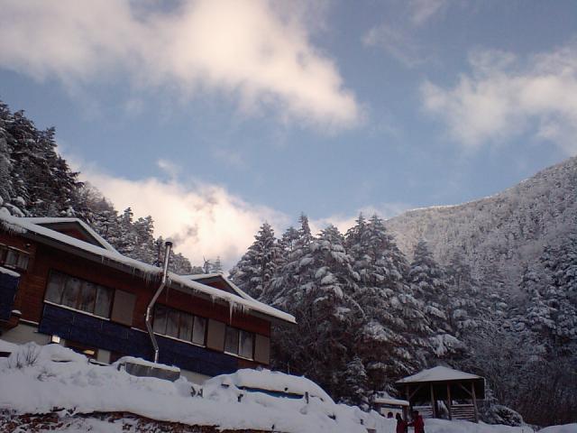 夏沢鉱泉はすっかり雪の中です。すばらしい冬景色の山、森を楽しめます 