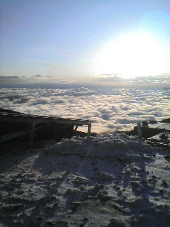 佐久側、諏訪側ともに雲海が広がりました。昨夜薄く雪が降りました 