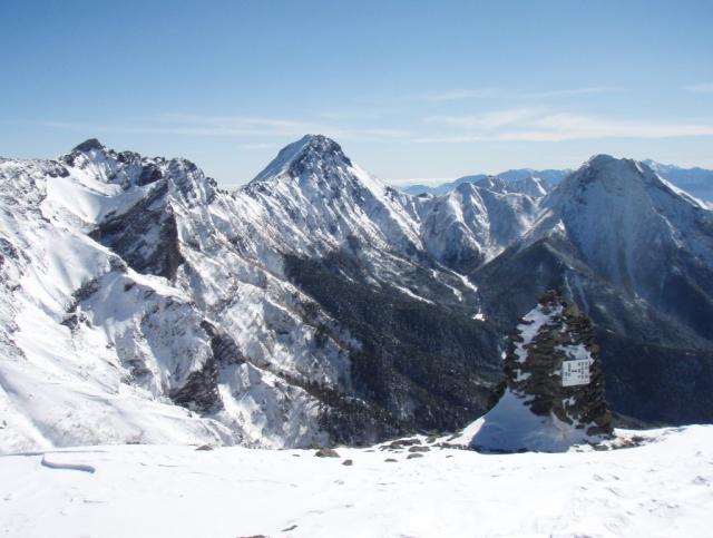 硫黄岳から見た「横岳（左）」「赤岳（中央）」「阿弥陀岳（右）」 