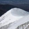 硫黄岳山頂から赤岩の頭の雪庇 