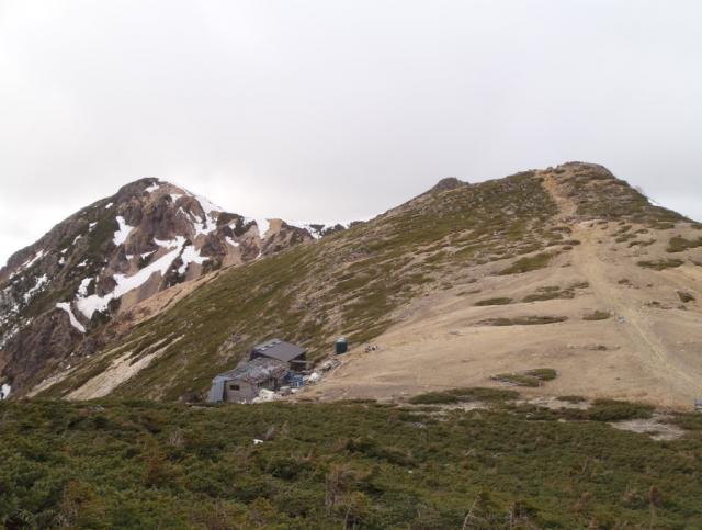 根石岳（右）と根石山荘。左奥に西天狗岳。 