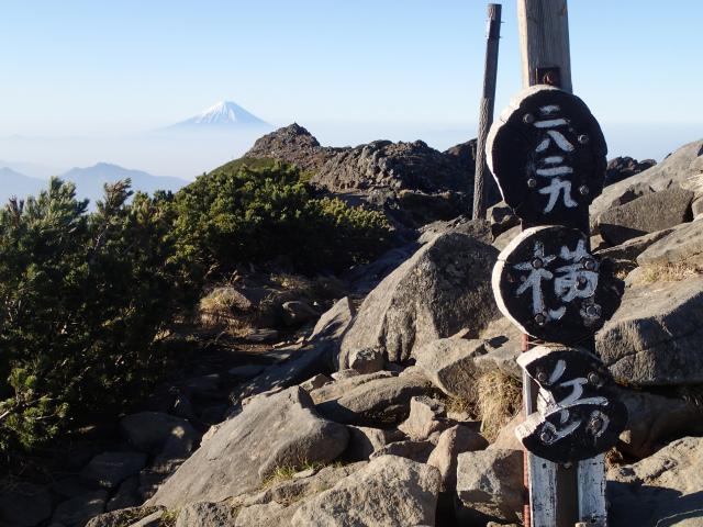 横岳山頂から見た富士山