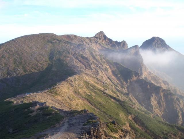 硫黄岳山頂より、右から赤岳、横岳、硫黄岳山荘（左中間）