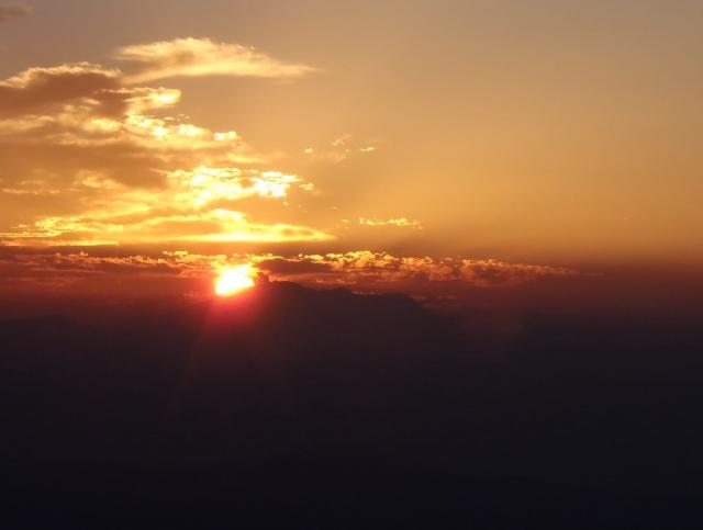 硫黄岳山荘からの夕日。御嶽山の噴火口から出ている煙の横に沈みました