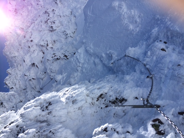 雪は少なめですが、横岳山頂の周辺は それなりに雪はついていて積雪しっかりあり、横岳頂上北側直下の鎖は、まだ出ていますが、「カニの横ばい」の鎖はほとんど埋まりました。