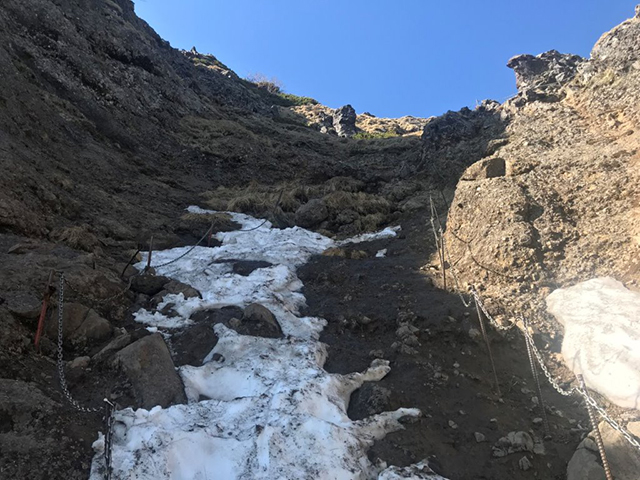 横岳の「日ノ岳」1枚岩は、だいぶ雪融けがすすみました