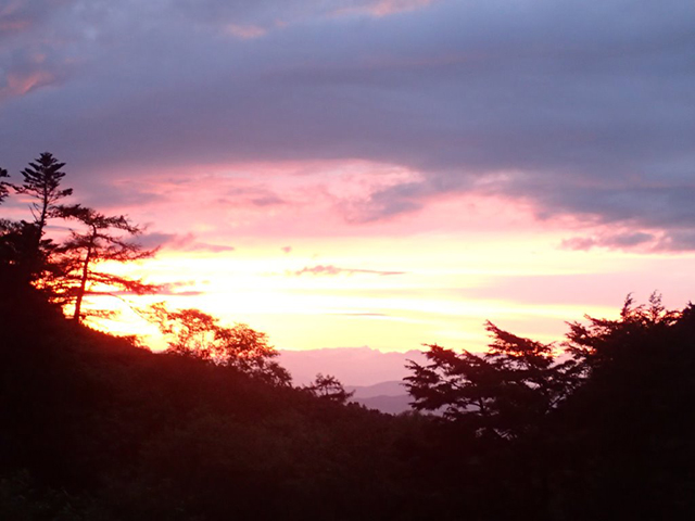 夏沢鉱泉の前から見た夕日