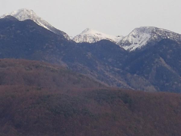 稜線の写真。左から、西天狗岳、根石岳、箕冠山。右側の鞍部に黒く見えるのが根石岳山荘です