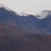 稜線の写真。左から、西天狗岳、根石岳、箕冠山。右側の鞍部に黒く見えるのが根石岳山荘です