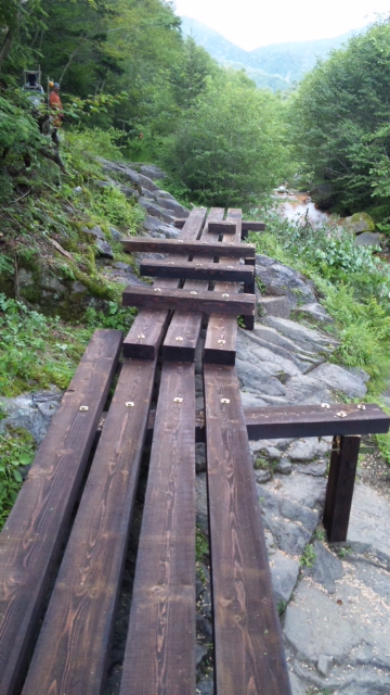 北沢登山道の一枚岩の所に橋を架けました。川が増水しても安心です 