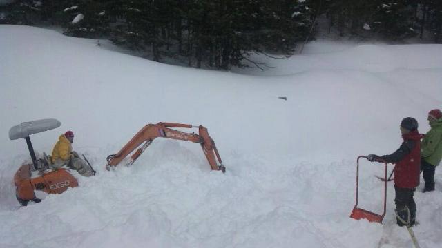 赤岳鉱泉で除雪。新雪が1m50cmくらい降りました。