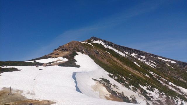 硫黄岳山頂以外はまだ積雪があり、森林限界付近～赤岩の頭までの間はトレースを外れると腰まで埋まる箇所もあります。