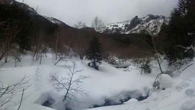 赤岳山荘～赤岳鉱泉（北沢登山道）
雪質はシャーベット状。
雪の量はほとんど減っていません。