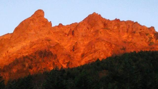 夕方、南八ヶ岳の西壁一面が真っ赤に染まります