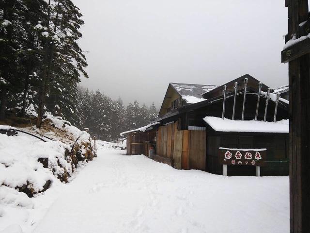 赤岳鉱泉初冠雪！