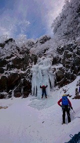 [三叉峰ルンゼ]
ゴルジュ帯の岩溝に発達した氷を辿るアイスクライミングルート。氷結状況は良好！