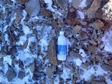石がごろごろ、ペットボトルは凍結。