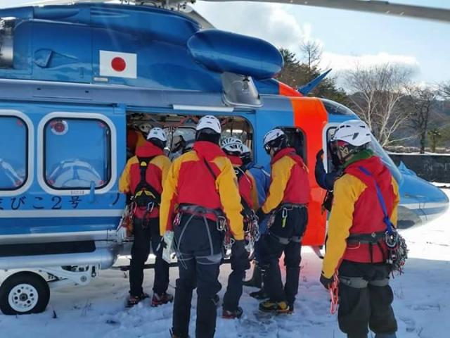 阿弥陀岳南稜で雪崩が発生し、長野県警察山岳救助隊と遭対協の隊員がヘリで救助を行いました。