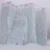鉱泉前の人工氷壁「アイスキャンディ」　明日からアイスエリアをほぼ全面オープンします。上部はまだ氷が薄いため、最上部までは登ることが出来ません。