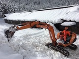 今冬初の重機を使った小屋前の雪かき作業を行いました。
