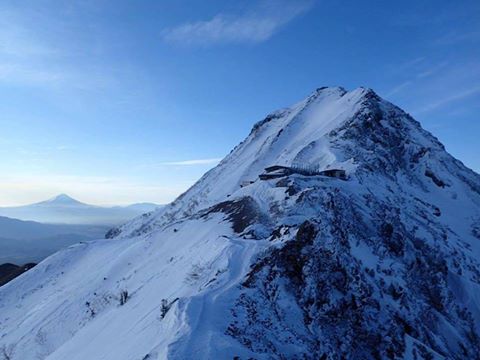 雪がたっぷりで雪化粧した岩峰が美しい２月下旬の南八ヶ岳