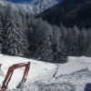 積雪が多く、鉱泉では重機と人間の連携プレーによる雪かき作業を行っています。