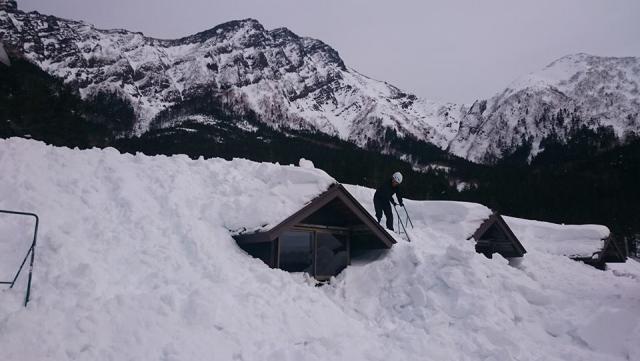 春の日差しを浴びながら、行者小屋の屋根に積もった雪下ろし作業を行いました。今春の屋根には、雪が多めの約１mの積雪が有ります。登山は雪崩れ注意です。