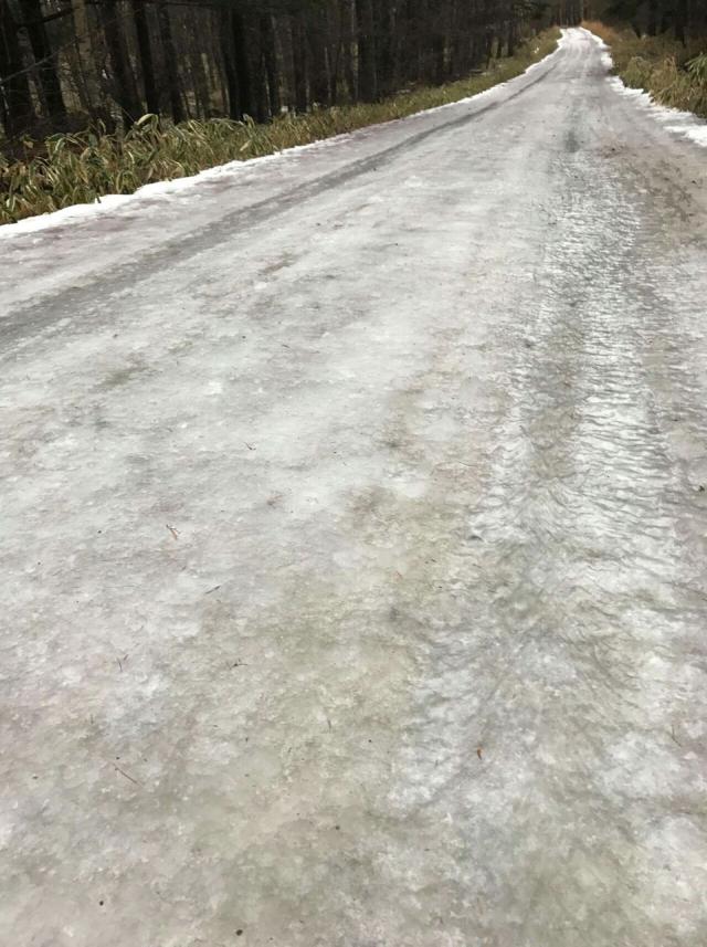 美濃戸林道は四輪駆動で金属チェーンを四輪につけることが出来る車両で氷上の運転に慣れている方以外の侵入はご遠慮下さい。ツルツルに凍結しが危険な状況に戻ってしまいました。