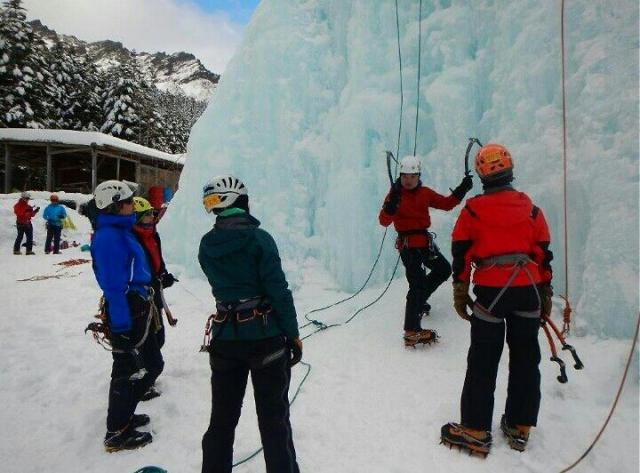 山岳ガイドさんによるアイスクライミング講習会の「鉱泉道場2018」の２回目が開催されました。