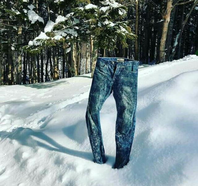 赤岳鉱泉行われた「第８回アイスキャンディフェスティバル」企画のひとつ。見事にジーンズが凍ってました！笑